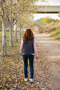 秋天在田间行走的女图片