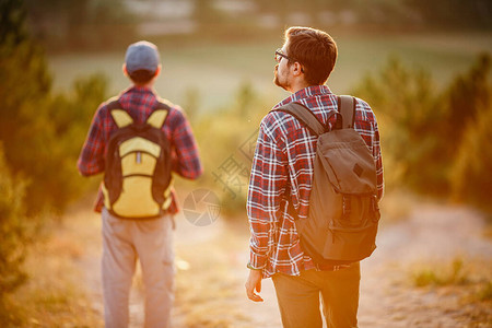 2名男子徒步旅行者享受自然散步图片