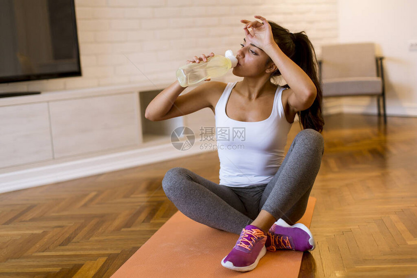 在家锻炼后休息和休息的体育女图片