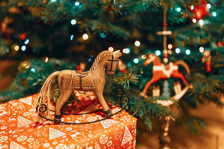 圣诞树下的玩具马装饰品图片