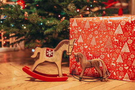 骑士中心和圣诞树下赠送的圣诞装饰品背景图片