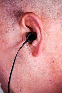 男人耳朵里面的耳荚图片