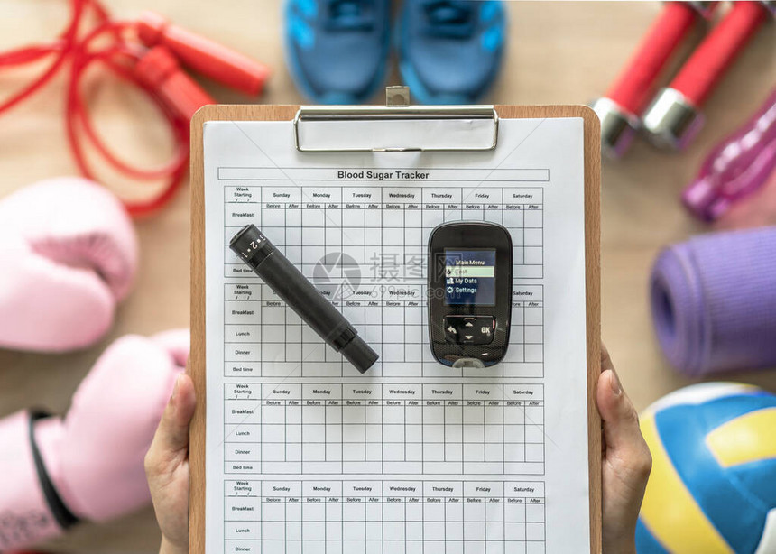 糖尿病监测与血糖测试糖尿病疾意识的葡萄糖测量和控制以分析具有运动设备背景的胰岛素图片