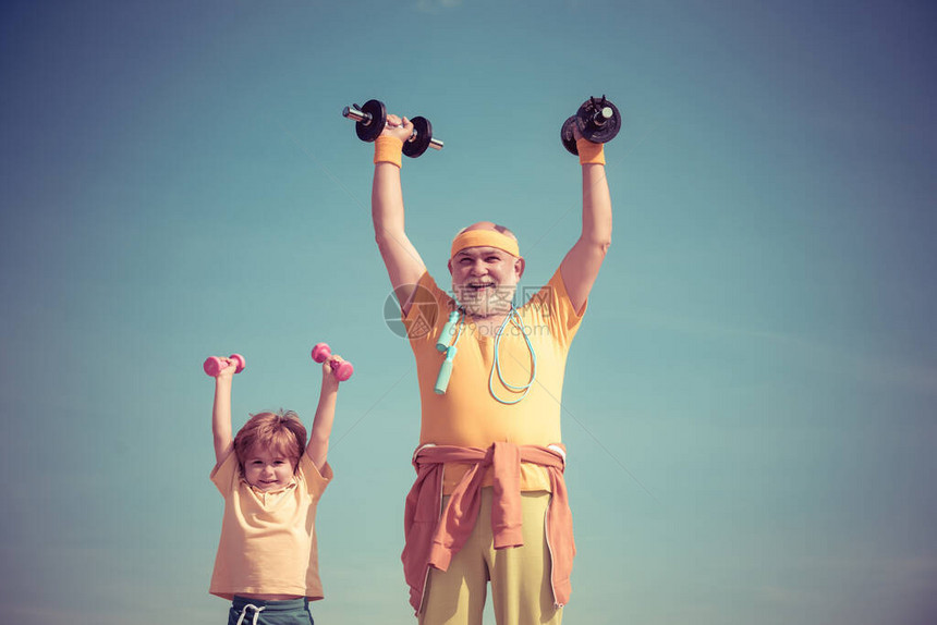 活跃的家庭享受运动和健身父亲和孩子一起训练祖父和孩子在健图片