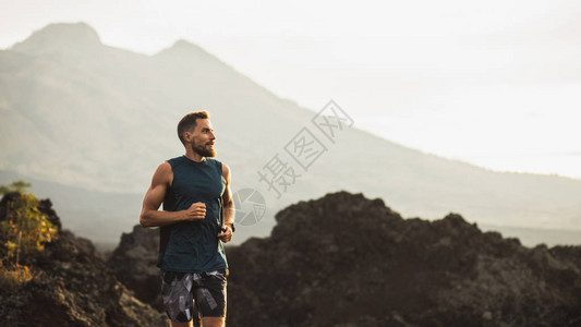 年轻运动员早上在山上跑步图片