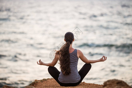 Yogi女孩在莲花的位置图片