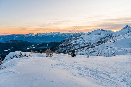 壮观的冬天山全景山在日落太阳在白雪皑的山脊和山峰后落山斯洛文图片