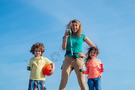 健康的运动家庭生活方式幸福的家庭母亲和孩子站在天空背景上母亲女儿和图片