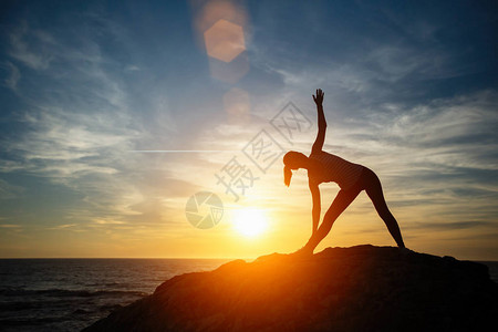 瑜伽女神的休眠在令人惊叹的日落期间图片