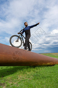 骑山地自行车的大胡子骑自行车者图片