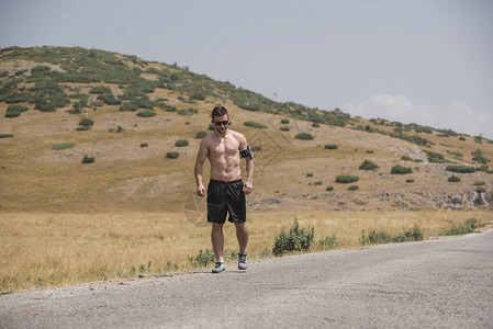 男在太阳下在山上奔跑健康的图片