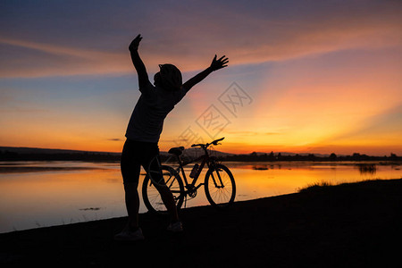 快乐的自行车和日落时间环绕着图片