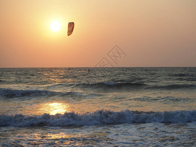 一个人骑着风筝在海中奔驰图片