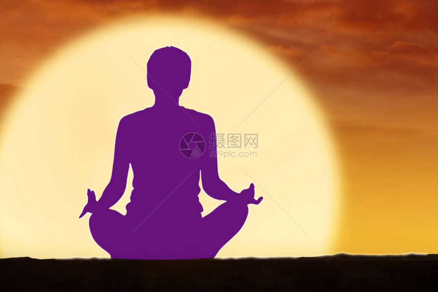 一位年轻女子在日落时用紫色查克拉做瑜图片