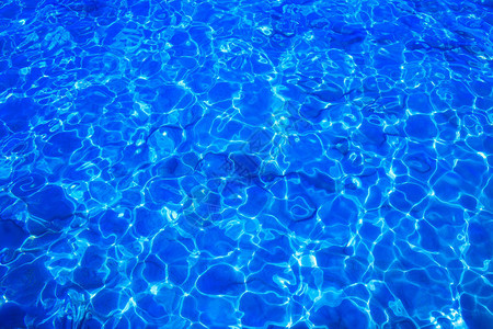 蓝色清水有波纹地表和沙图片