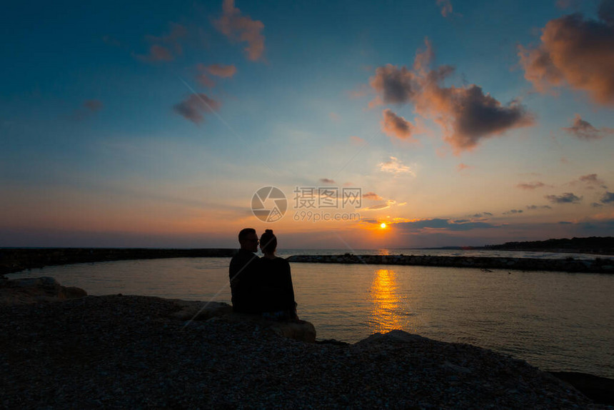 夏季景观与年轻的白种人旅游夫妇在土耳其边的热带海滩上观看金色的日落蜜月期间在天堂场景拍图片