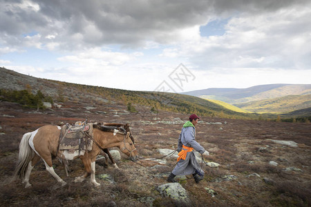 蒙古北部风景中骑着马图片