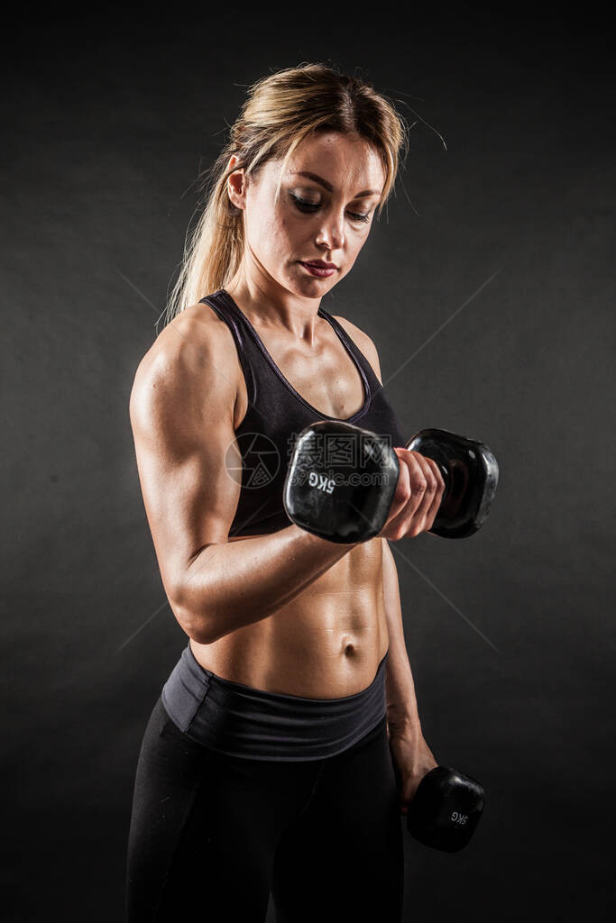 健身房运动和健康生活方式概念的健身美丽的运动女人在深色背景上展示她训练有素的身体健美女模特用哑图片