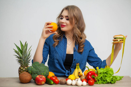 健康饮食带黄条和橙色的汉图片