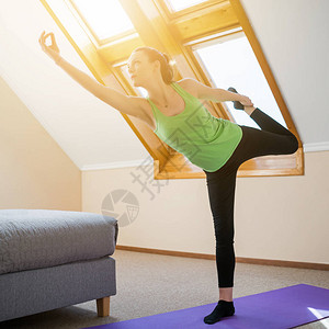 年轻女子在家里练瑜伽娜塔拉贾萨纳高清图片