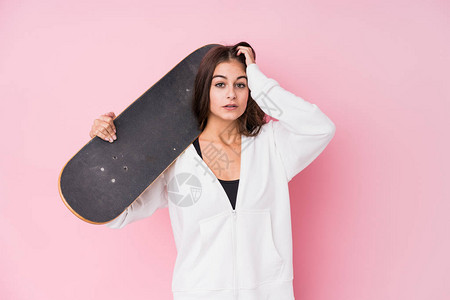 年轻caucasian滑冰者女子握着滑冰被震撼图片