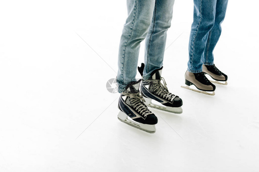 年轻夫妇在溜冰场溜冰的剪影图片