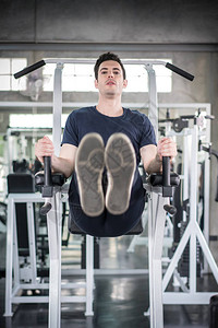 帅哥在健身房的机械建筑师肌肉图片