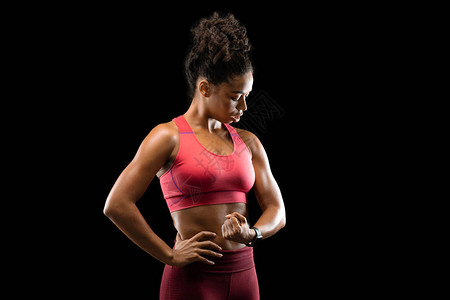 非洲女孩健美运动员显示肌肉二头肌黑人工作室背图片