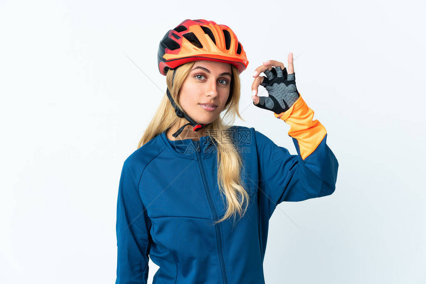 乌拉圭年轻的金发女骑自行车的年轻金发女青年在背景显示时图片