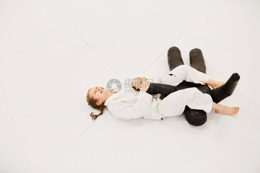 和服舞女躺在地板上在空手道训练期间与图片