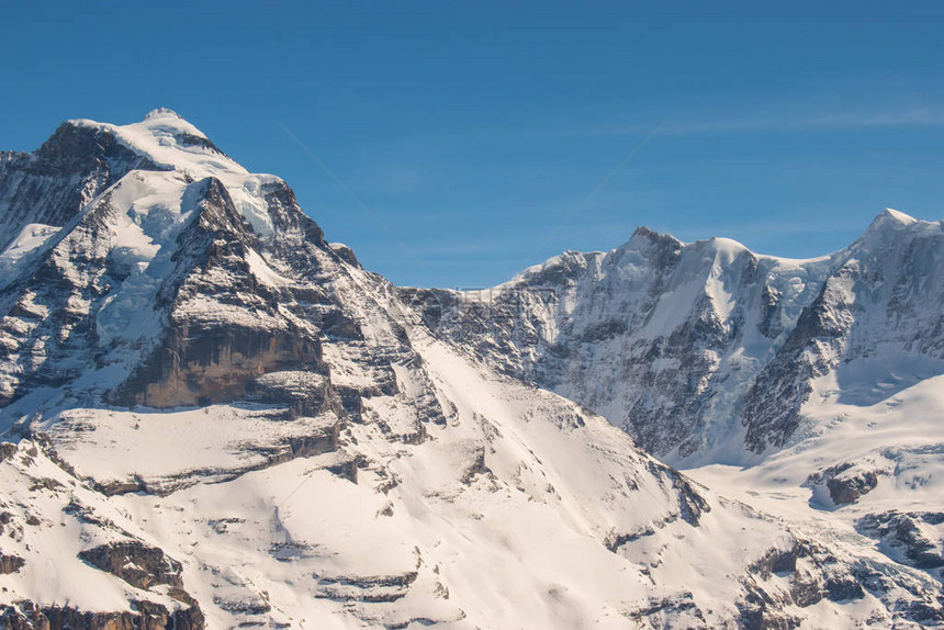 Jungfrau地区的全景观图片