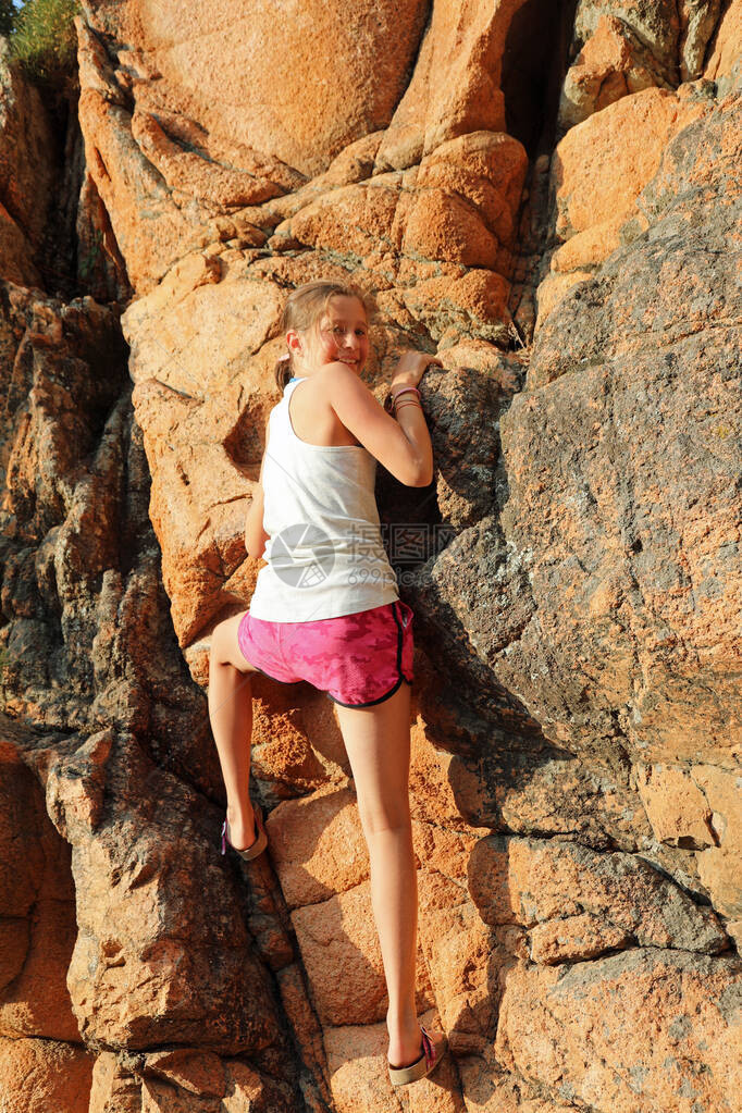小女孩爬上岩石图片
