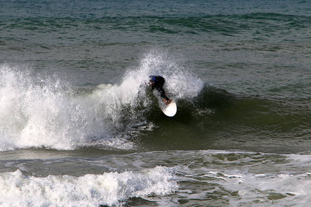 在以色列北部地中海大浪上骑着特别板背景图片