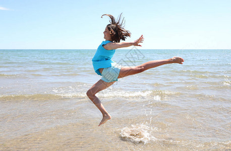 一个快乐的年轻运动员在夏季海滨训练中图片