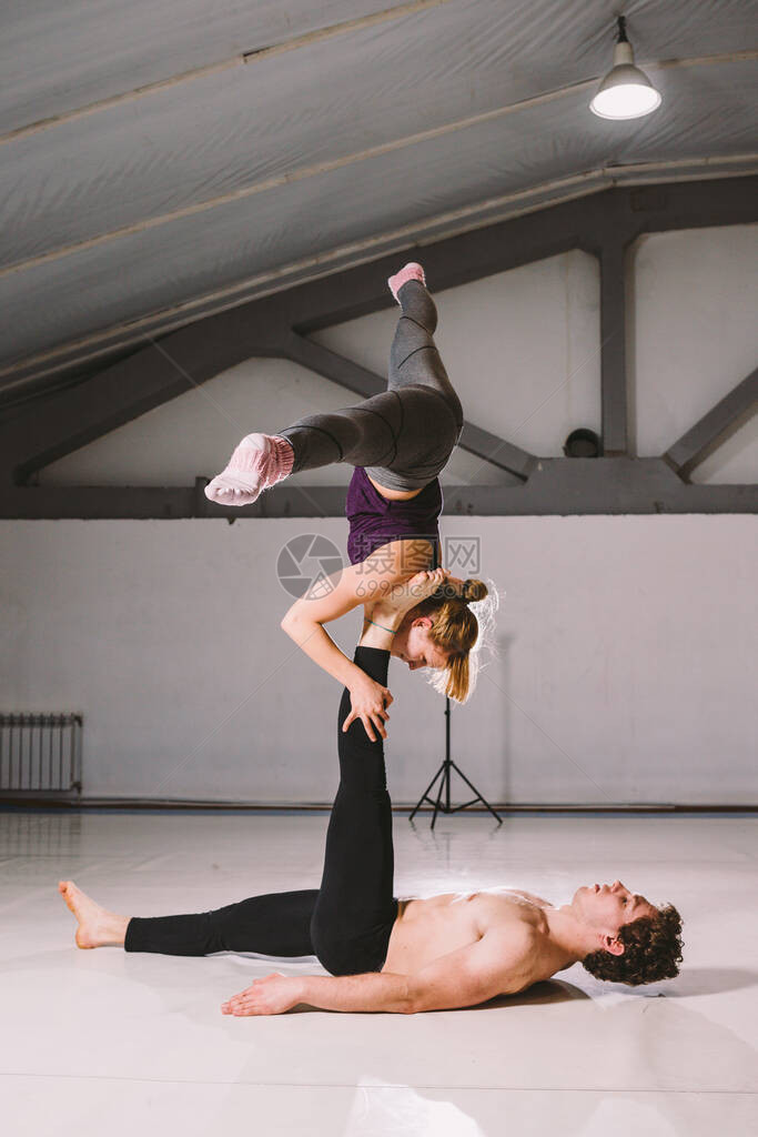 主题运动和健康的生活方式杂技和杂技年轻的运动型夫妇练习acroyoga倒立男和女杂技演员在垫子上一起做杂技瑜伽家庭Acroy图片