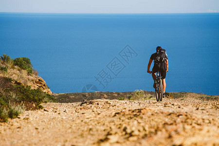 一个年轻人在西班牙的一条自行车路线上骑山地自行车图片