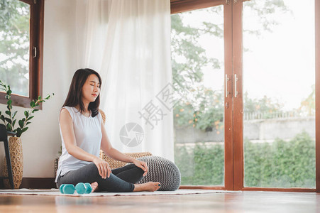 有吸引力的健康的亚洲妇女在家里在客厅内图片