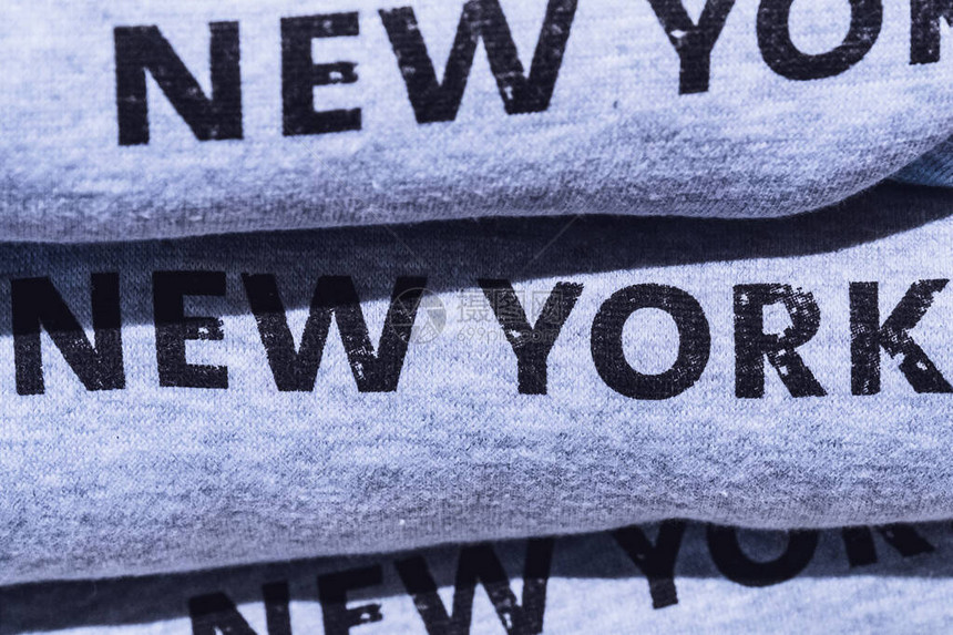 灰色棉汗衫印有字条纽约在图片