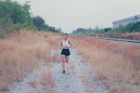 跑在乡下公路的运动员泰国妇女夏季亚洲女跑步者耐力训练健康的生活方图片