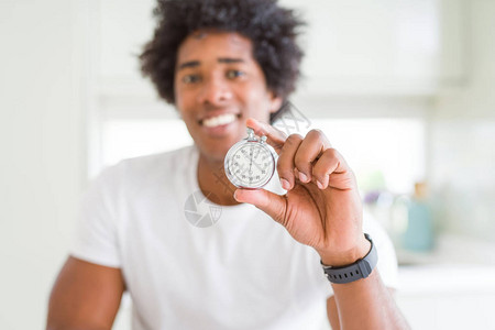 非洲裔美国人男子拿着手表图片