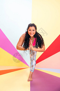 瑜伽姿势的年轻女人图片