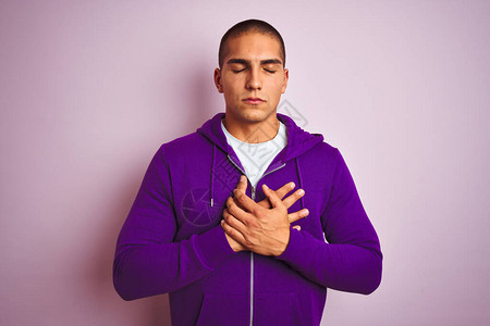 年轻英俊的男子身穿紫色运动衫图片