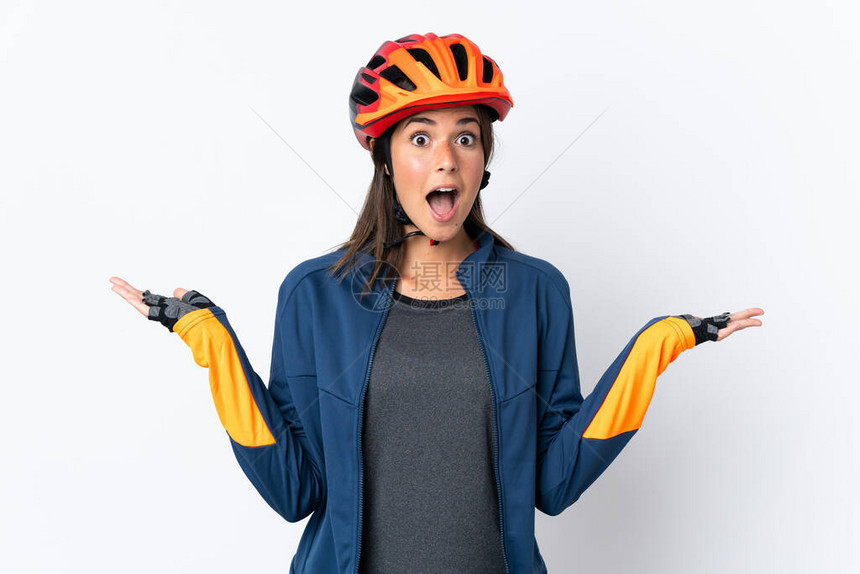 年轻骑自行车的士比利亚女孩在白色背景上被孤立图片