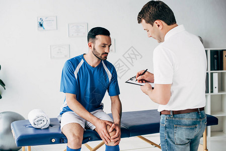 参加医院按摩表的足球运动员在医院做心理治疗师诊断图片