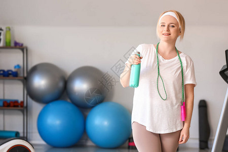 在健身房喝水超重的女人图片