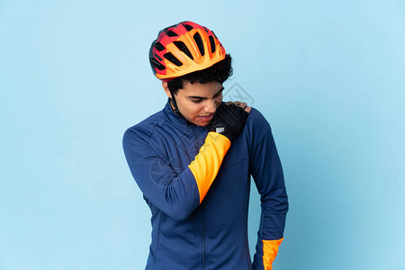 委内瑞拉骑自行车的蓝背景男子因付出努力图片