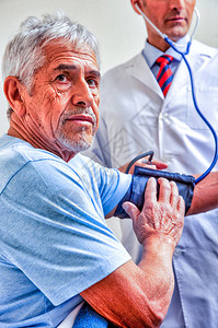 医院里年长男子感到担忧医生测量血压图片