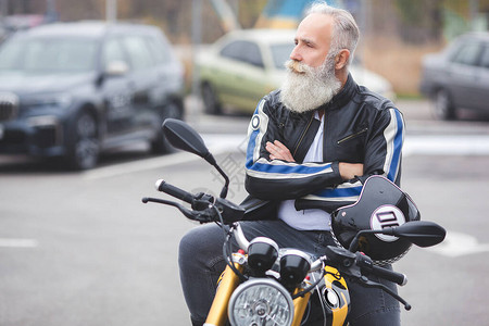 开摩托车的老时髦男人图片