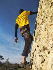 人类在山上攀登高岩冒险和极图片