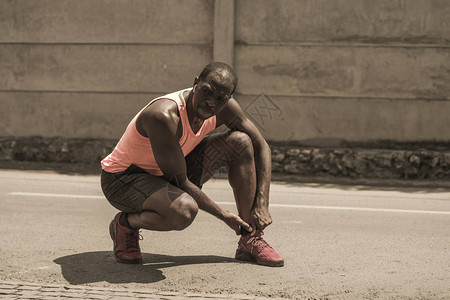 年轻运动员和健康的黑人美国黑人跑步者在城市跑步锻炼期间因肌腱或韧带受伤而出现医疗问题后图片